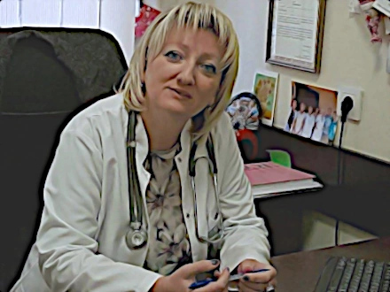 Ritratto della Dott.ssa Dea Nizharadze, medico capo presso l'Istituto Eliava di Tbilisi, esperta in fagoterapia.